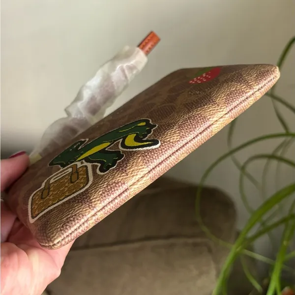 Authentic COACH signature Leather Dino Dice strawberry zip card wristlet 🎲🎩 - Image 4