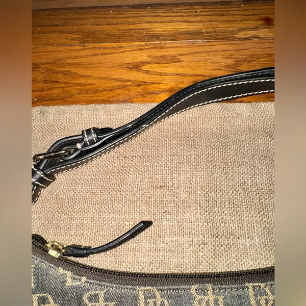 Dooney & Bourke Y2K Black and Tan Monogram Shoulder Bag - Image 10