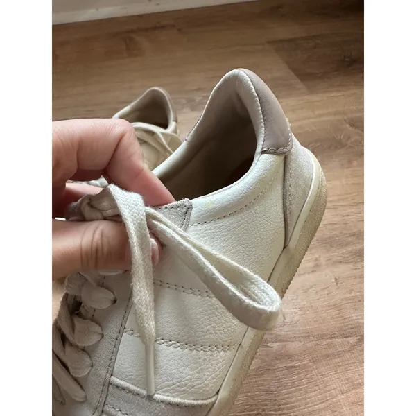 Universal Threads | Women's Off White Cream Casual Fashion Sneakers, Size 5‎ - Image 2