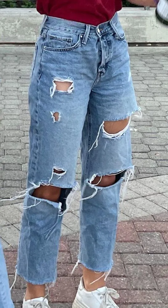 Lightwash distressed jeans - Image 2