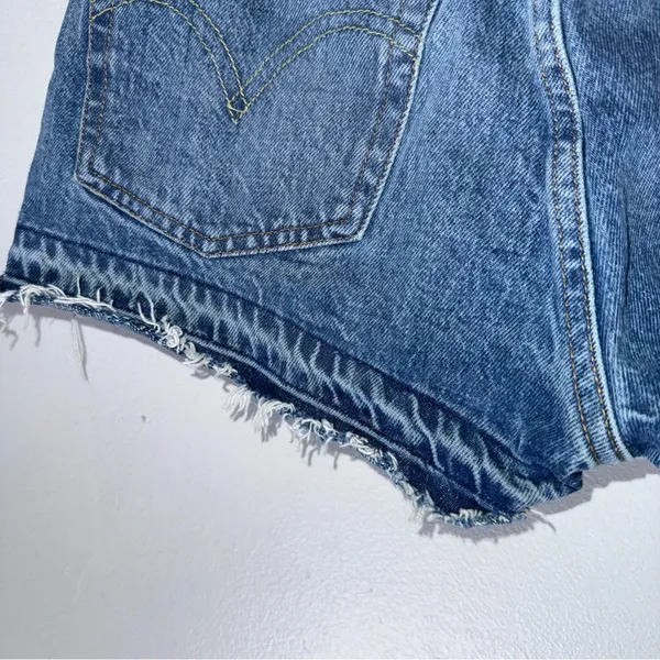 Levi’s‎ 501 Cut Off Jean Shorts Size 28 - Image 4