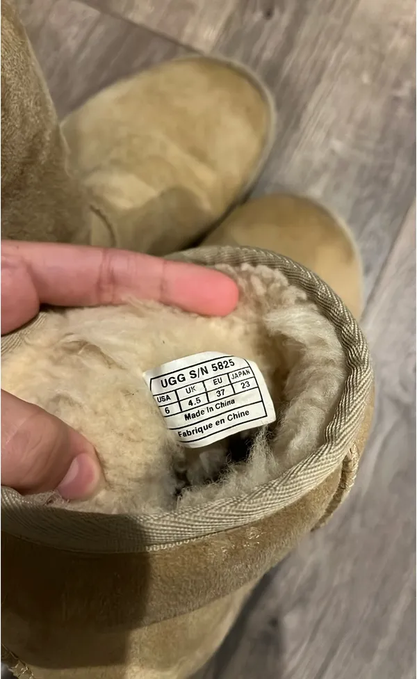 UGG Boots Classic Sand Short - Image 2