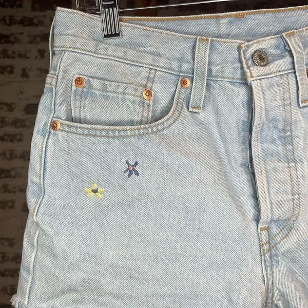 Levi’s | women denim shorts with embroidered flowers - Image 9