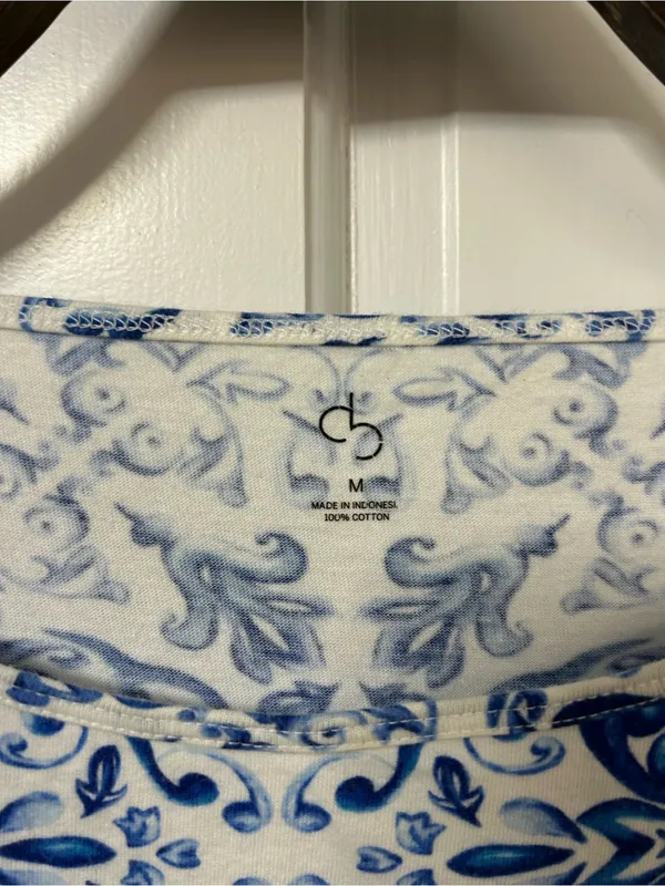House of CB Blue and White Paisley-Print Short Sleeve Top - Image 3