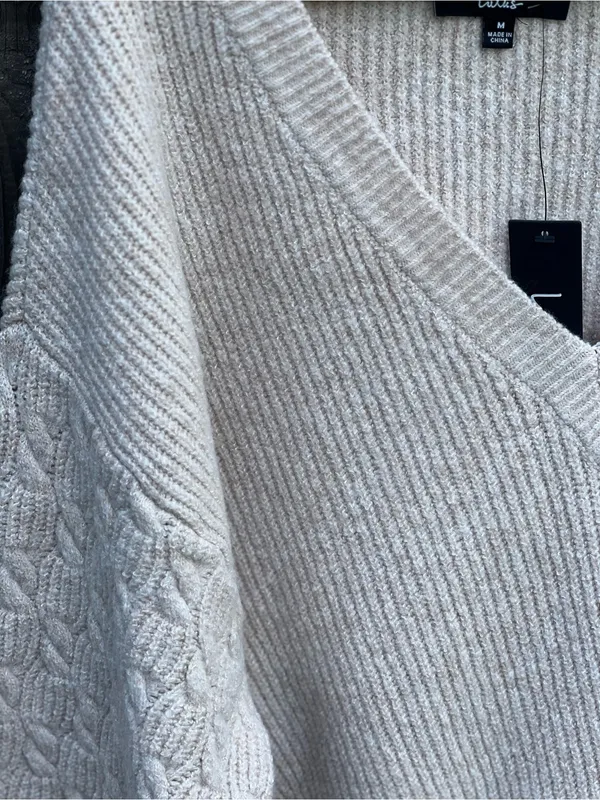 Lulus Cream Cable-Knit Sleeve V-Neck Sweater Size Medium NWT - Image 6