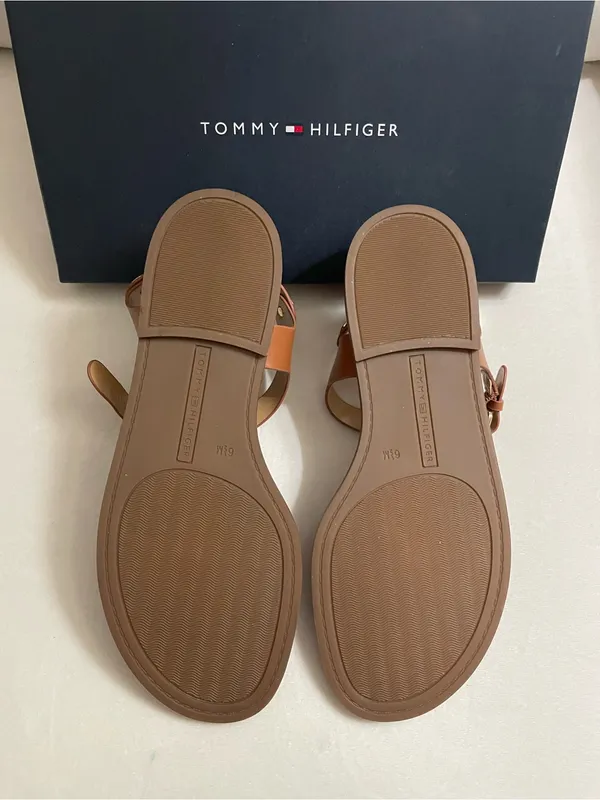Tommy Hilfiger NIB Bennia Flat Thong Brown T-Strap Logo Sandals Shoes Size 6.5 - Image 8