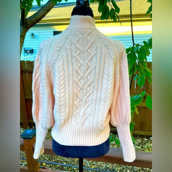 Nice  BCBG MAXAZRIA sweater 🍑🍑 - Image 6