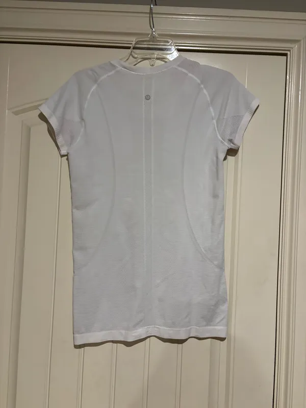 Lululemon White Swiftly Tech Short sleeve Shirt 2.0 hip length - Image 3