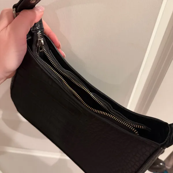 Urban Outfitters Black Croc-Textured Shoulder Bag - Image 5