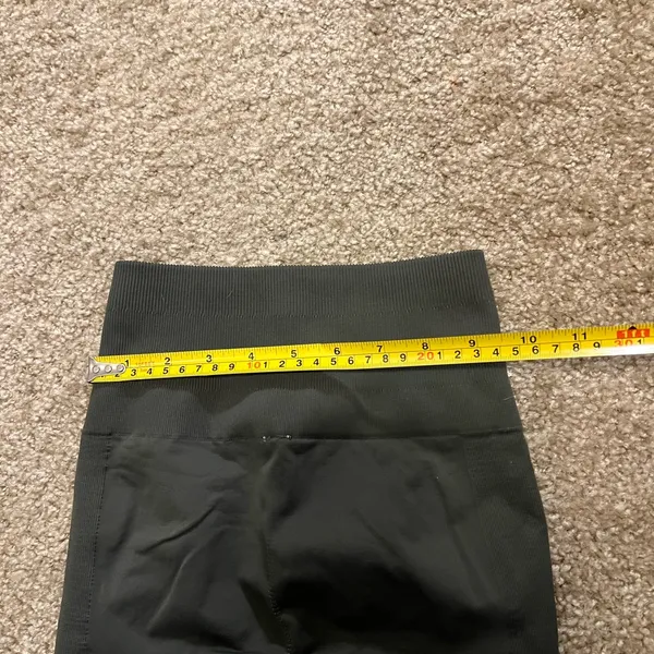 Lululemon zone in crop gator‎ green XS $118 NWOT - Image 4