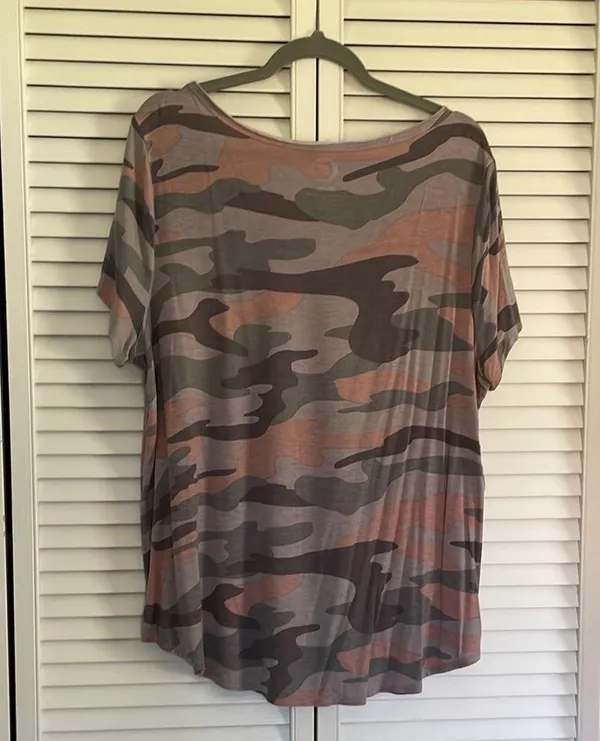 Maurice’s Camo V-Neck Women 1x Top EUC - Image 3