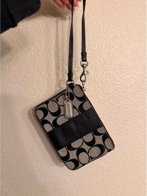 Vintage Black and Gray Coach Wristlet - Image 3