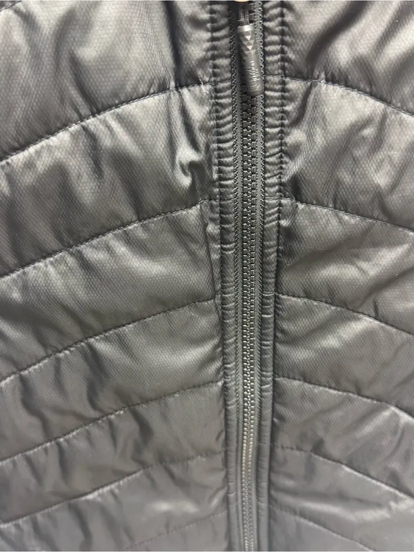The North Face Women's Black Quilted Faux-Fur Lined Vest size Small - Image 2