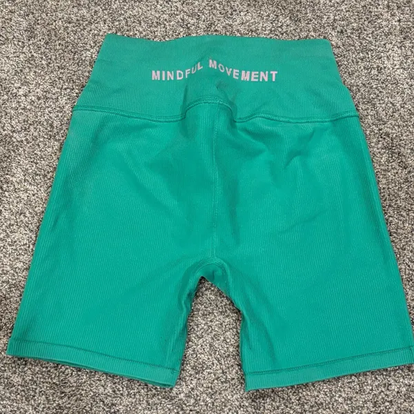 Mindful Movement Green Ribbed High-Waisted Seamless Biker Shorts - Image 2