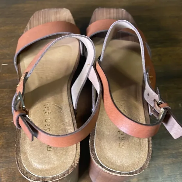 Madden girl tan wedge sandles sz 8 - Image 4
