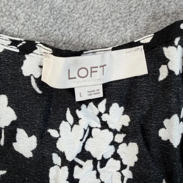 Ann Taylor LOFT Women's Large Black & White Floral Print V-Neck Button Front Blouse Top - Image 3