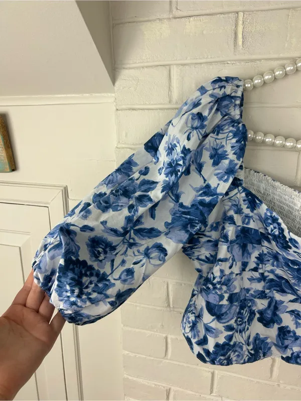 Abercrombie + Fitch Emerson Blue White Floral Smocked Puff Sleeve Top Size XL - Image 7