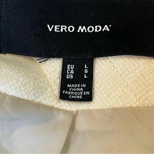 Quilted White cream Puffer Jacket Vero Moda large pockets lined - Image 4