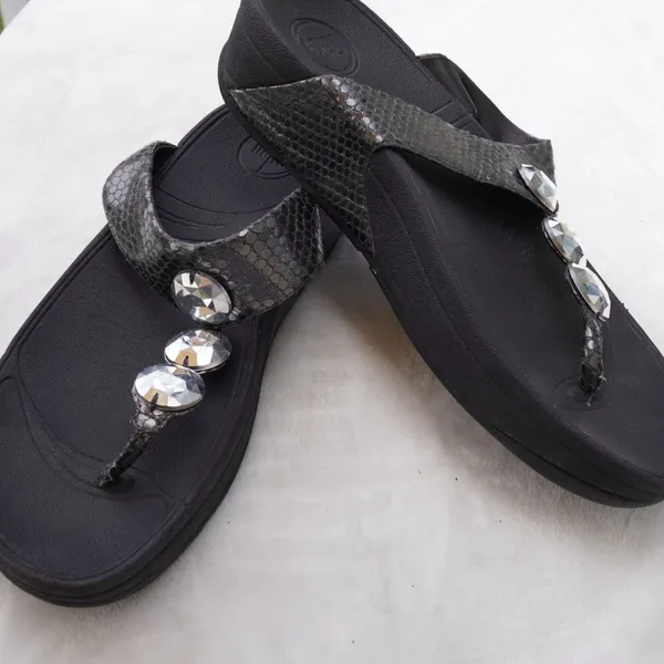 FitFlop Sandals Women Size 8 Black Snakeskin Crystal Microwobbleboard Thong - Image 5