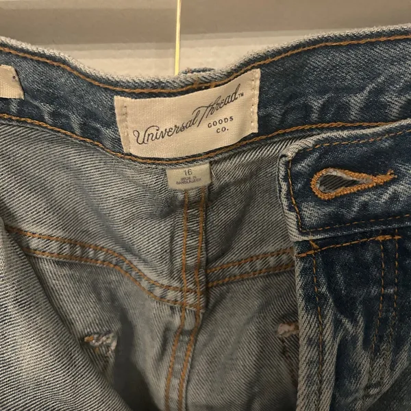Women’s Universal Threads Mid Rise 90’s Baggy Blue Jeans with gold hardware - Image 8