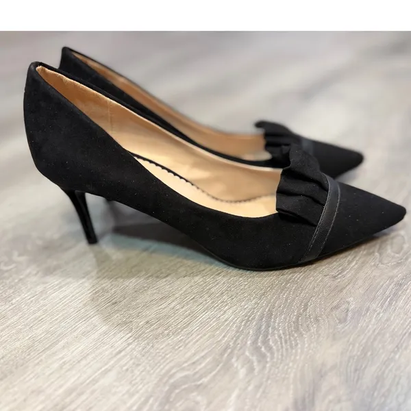 Journee Collection Marek Black Faux Suede Ruffle Pointed Toe Pumps 7.5 - Image 7