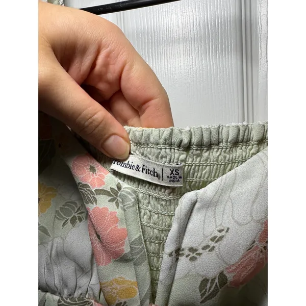 Abercrombie Puff Sleeve Floral Crop Top Size Extra Small V Bust Detail - Image 2