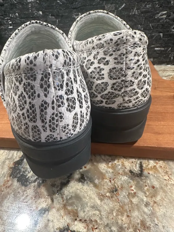 Nurse Mates Indya Slip Resistant Clog Shoes Sz 9 White Black Leopard Leather - Image 5