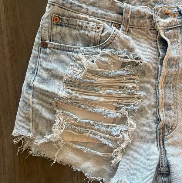 Levis denim light wash shorts - Image 7