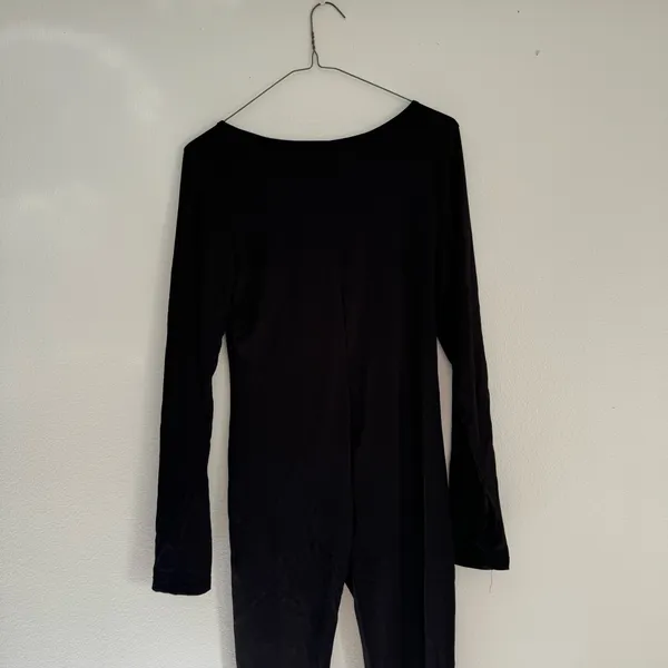 NWT Black stretchy jumpsuit in size large with thumb holes - Image 6