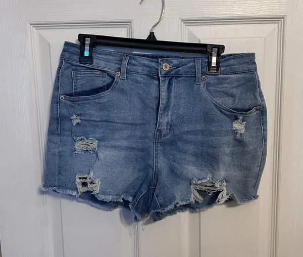 Amazon Distressed Jean Shorts - Image 3