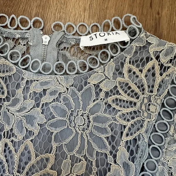 Storia Women's Blue And‎ Tan Floral Lace Prairie Top Size M - Image 2