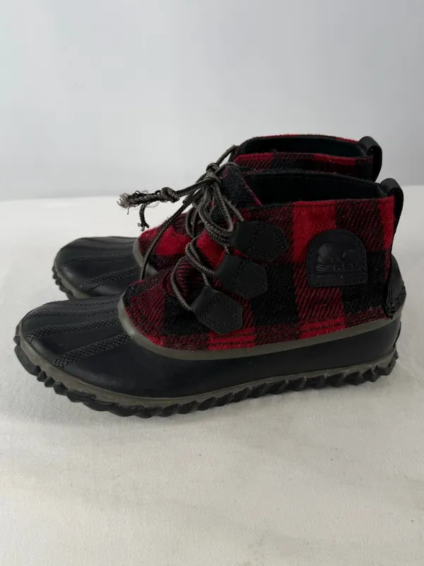 Sorel Out ‘n About Buffalo Plaid Waterproof Boots in Black Red Size 6‎ - Image 4