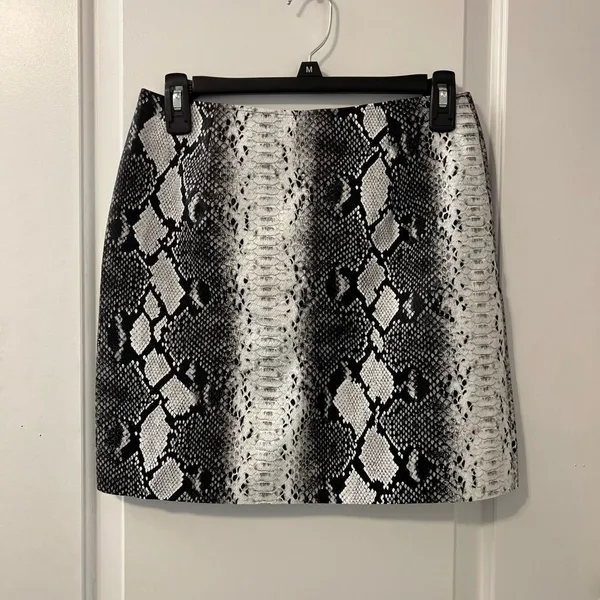 Snakeskin Print Mini Skirt Size S Black White Faux Leather Zip Front - Image 2