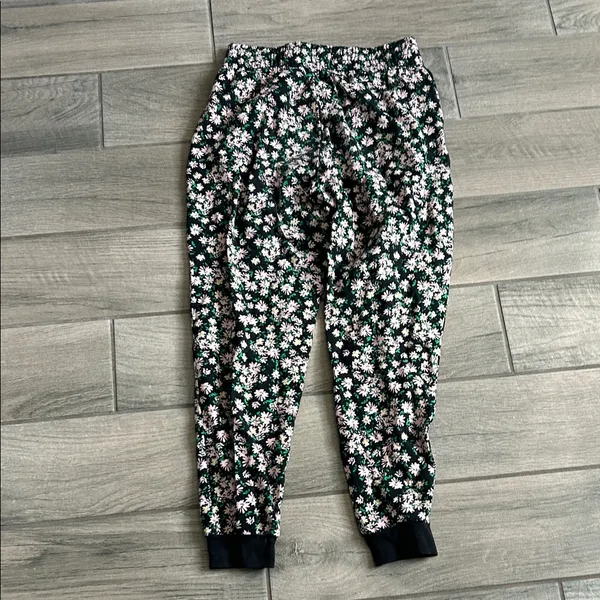 Alice + Olivia Black Floral Joggers - Image 4
