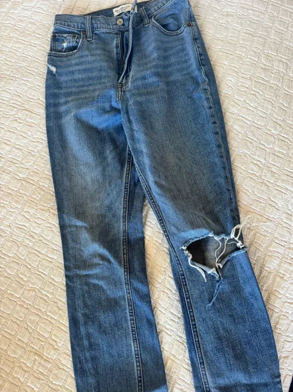 Abercrombie & Fitch Medium Slim Straight Ultra High Rise - Image 4