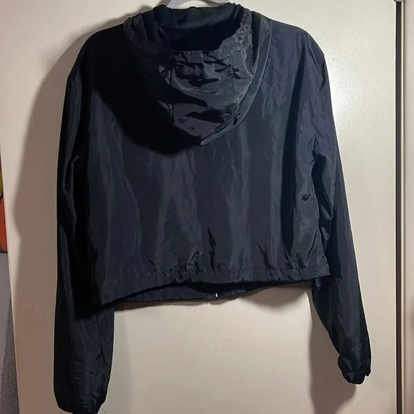 Outer Edge Cropped Blk windbreaker sz M - Image 3
