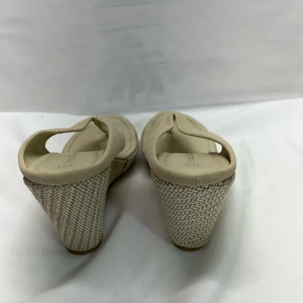 CRYSTAL QUEEN NEW BEIGE WEDGE SANDAL W/WOVEN TRIM SZ‎ 7.5-8 3.5” Wedge heel - Image 4