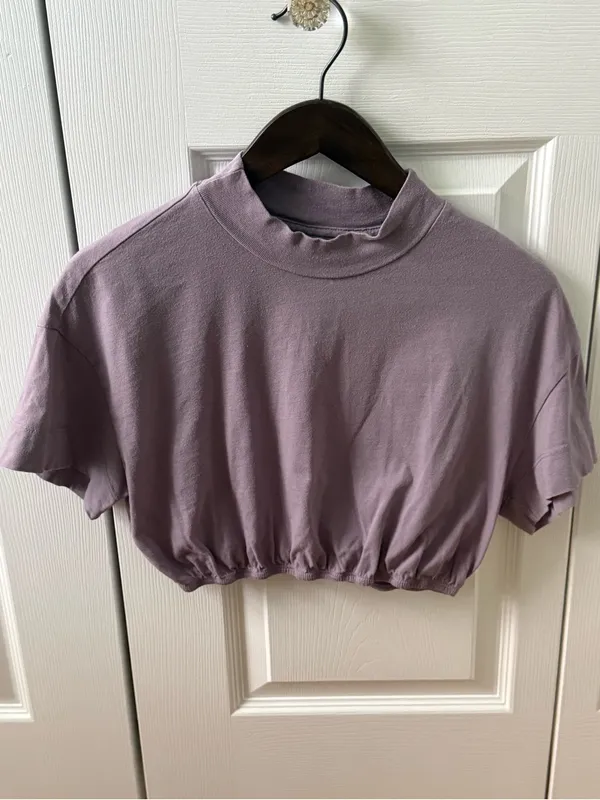 Alo Yoga Kick It Crop T-Shirt in Lavender Haze - Image 2