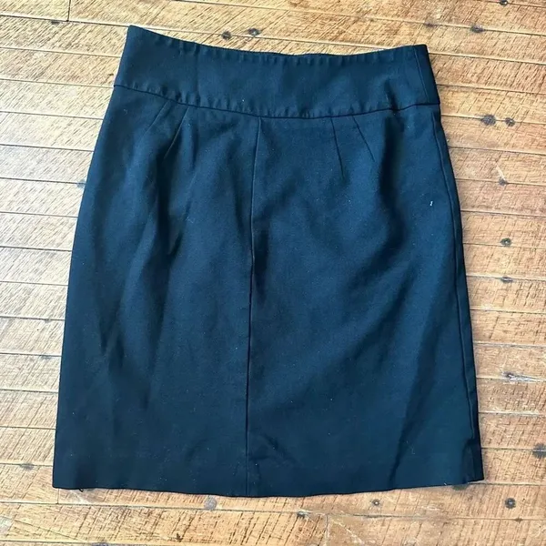 Banana Republic business casual black size 2 dark academia pencil skirt - Image 3
