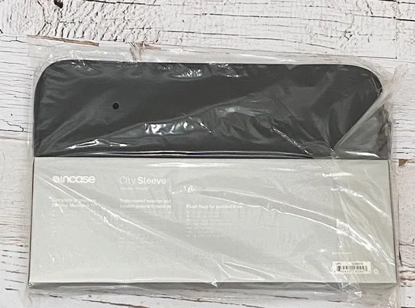 Incase City Sleeve Black 11” MacBook Air Case - Image 2