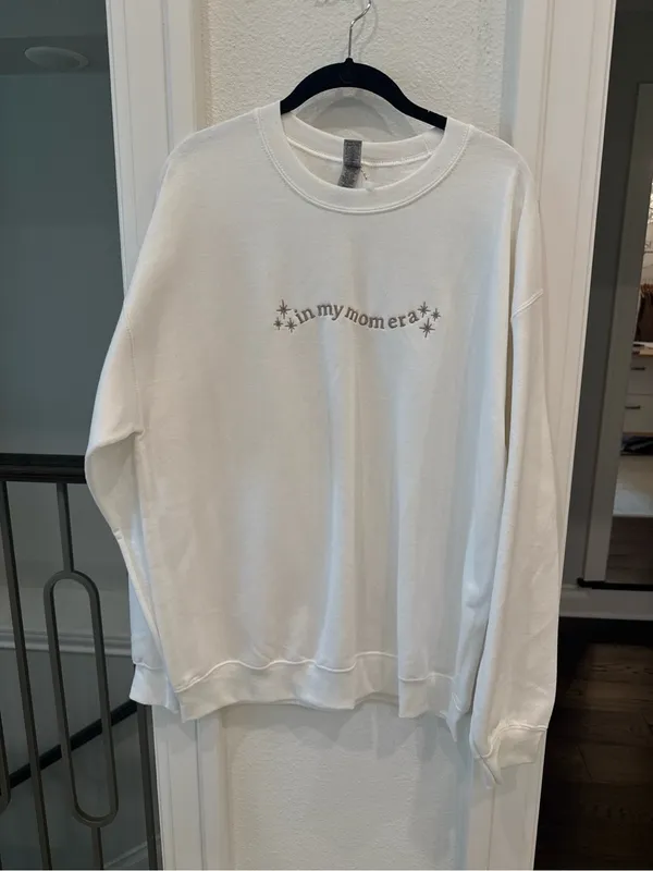 Gildan White “In My Mom Era” Embroidered Crewneck Sweatshirt Large NWT - Image 3