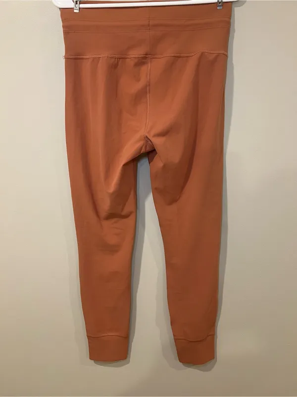 Vuori Daily Leggings in Cinnamon - Image 4