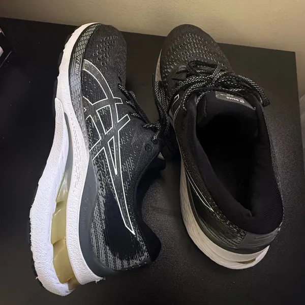Asics Gel-Kayano 28 Black White Athletic Running Shoes Women's Size 8.5 - Image 3