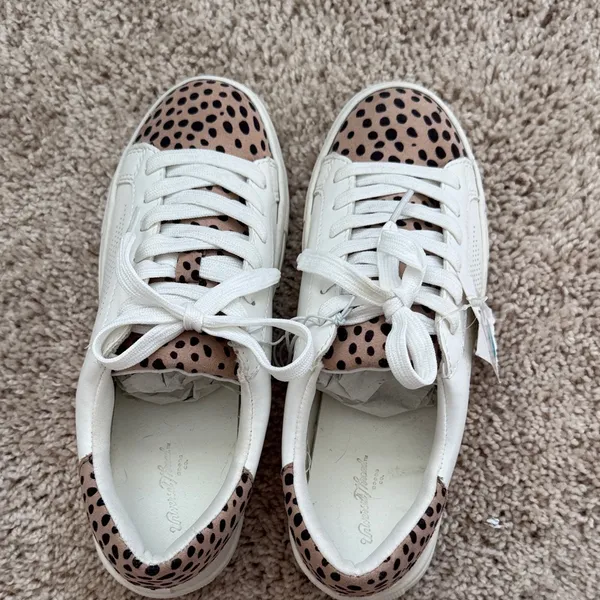 Universal Thread White and Tan Dot Sneakers - Image 4