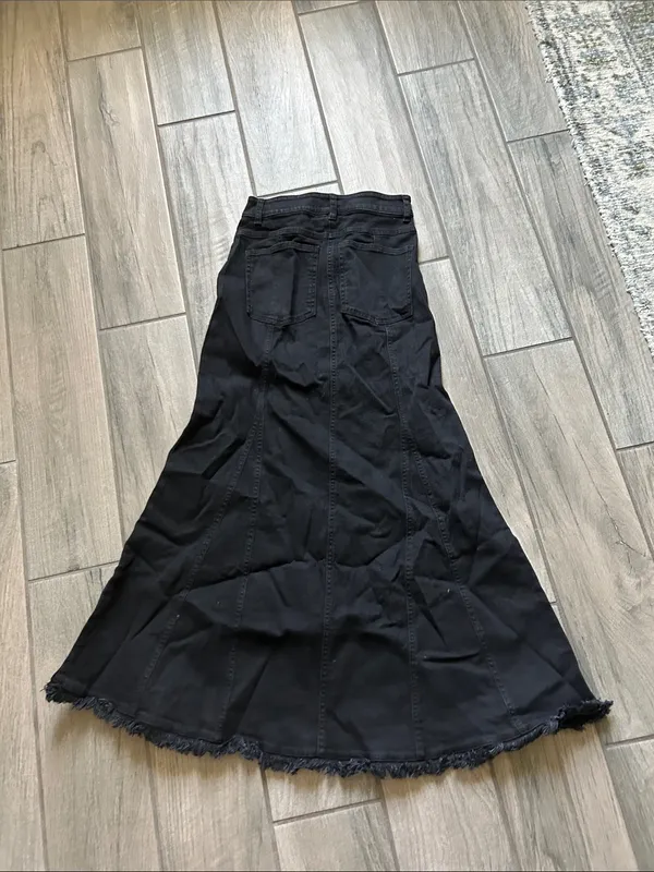 High-Waist Black Maxi Skirt with Frayed Hem - Image 4