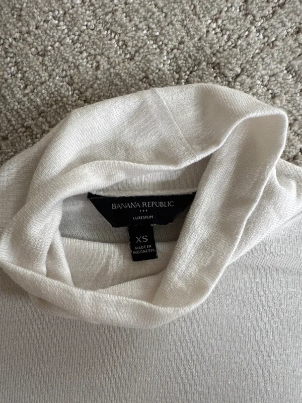 Banana Republic White Turtleneck Sweater - Image 3