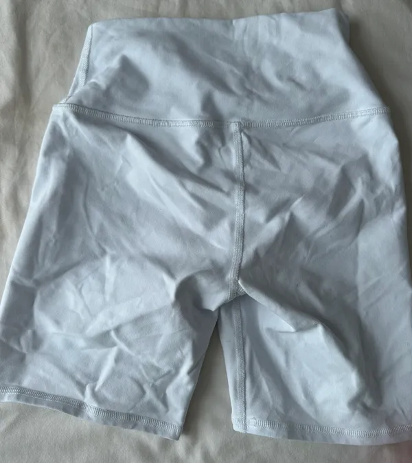 Alo White 7inch Biker Shorts - Image 2