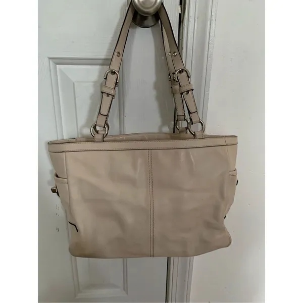 Coach off white or cream shoulder bag - Image 2