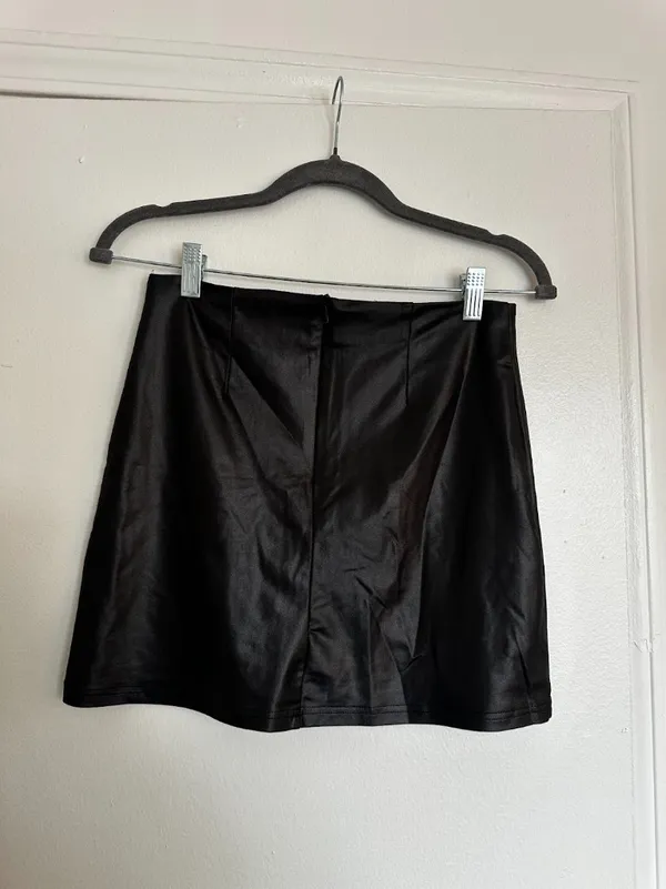 Shein Black Leather Mini Skirt - Image 4