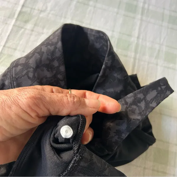 Lululemon Women's Black Patterned Sports Bra - Image 3